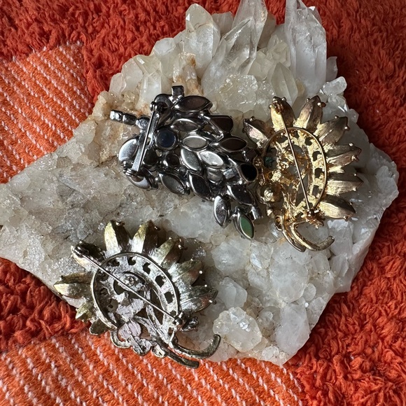 3 vintage brooches-molded glass statement piece and rhinestone pair - Picture 4 of 6